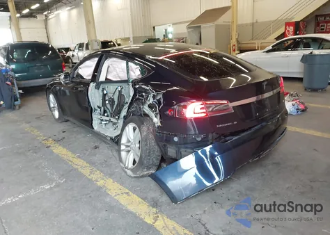 2013 Tesla Model S z USA, uszkodzony, nr VIN 5YJSA1CN7DFP27954